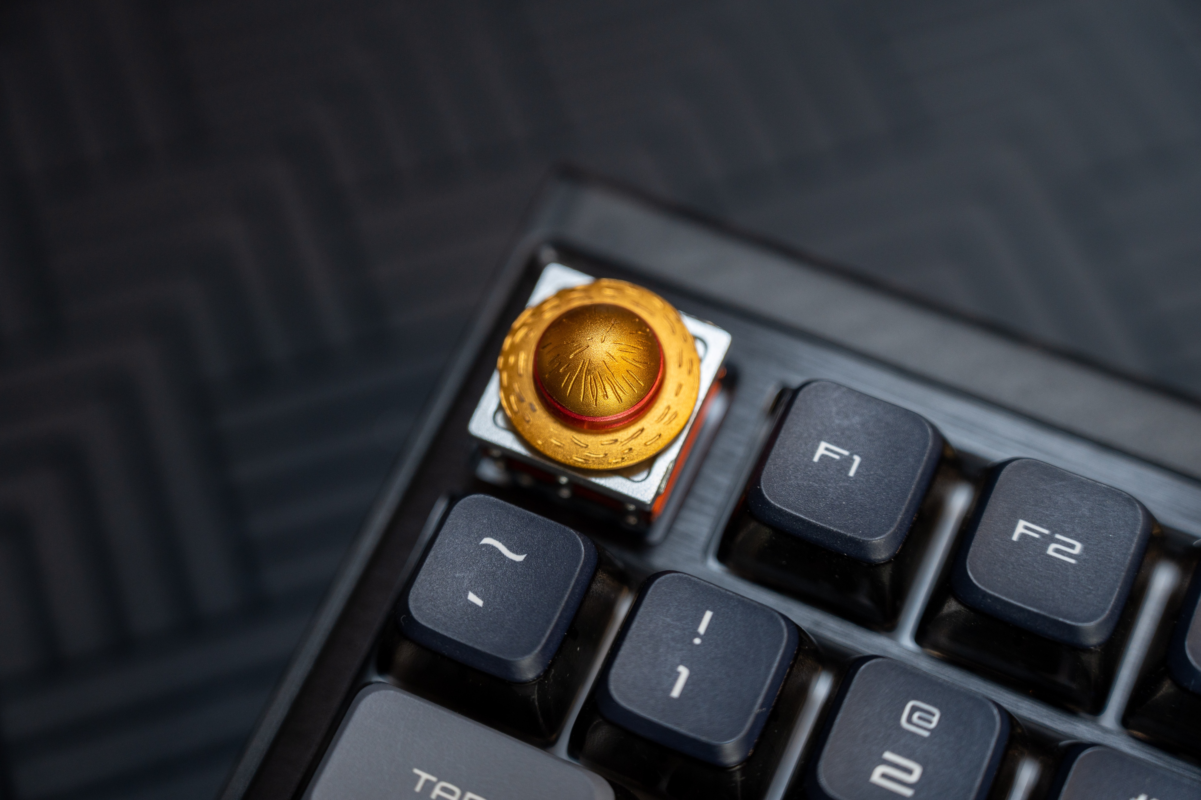 让人爱不释手的小玩意—ZOMO航海王路飞的帽子金属键帽小晒