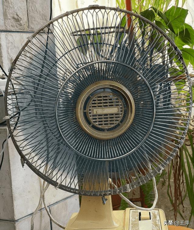 30张罕见晚清照:女子躺炕上欲仙欲死,骑跨在男子头上的洋人女子