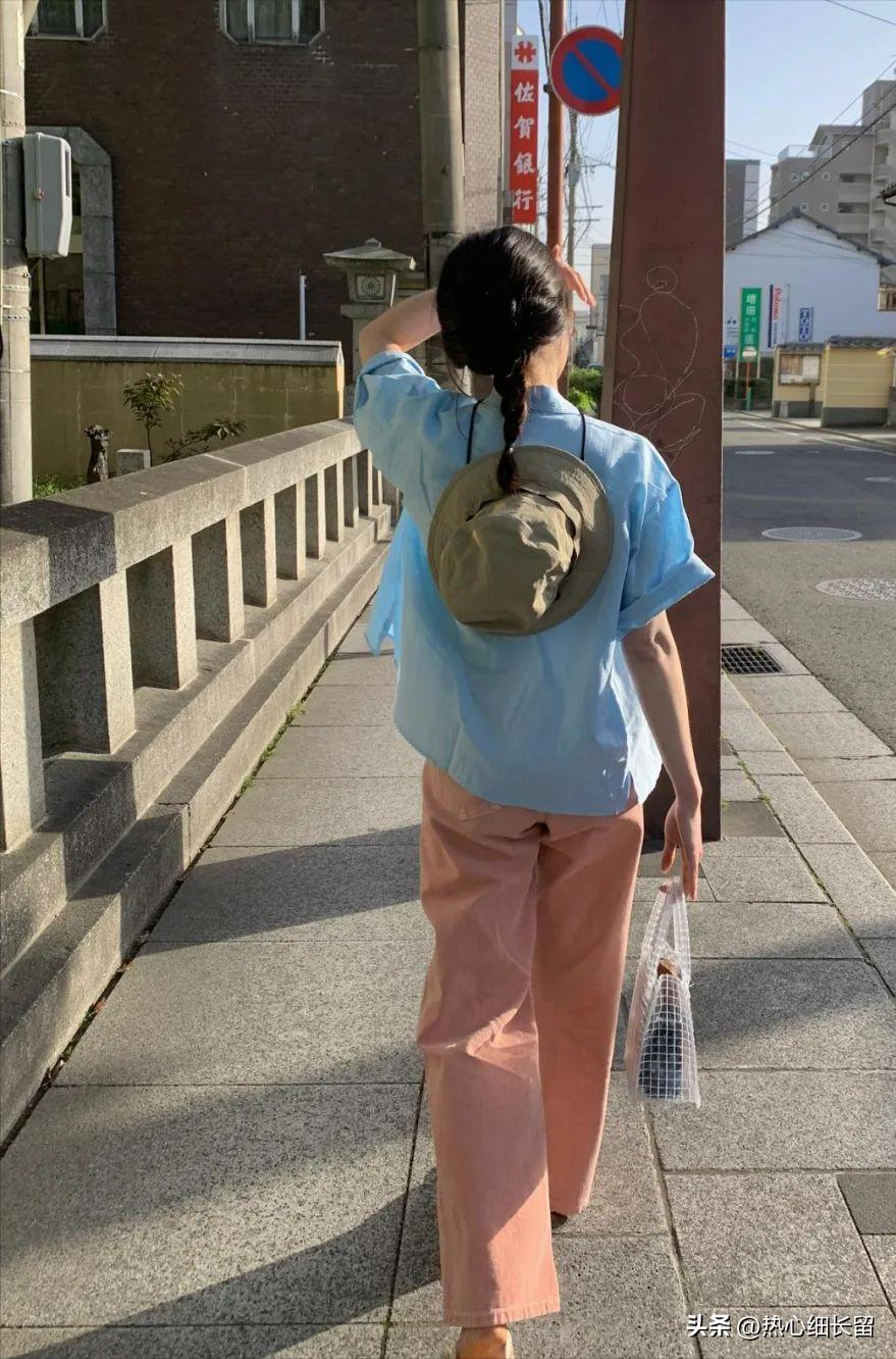 t恤加上立体感强的衬衫气场全开,女式短袖t恤衬衫