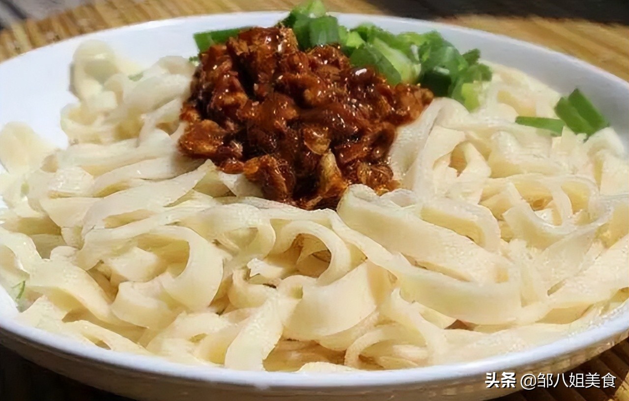 做手擀面最简单的方法,手擀面面条怎么煮才筋道不粘连