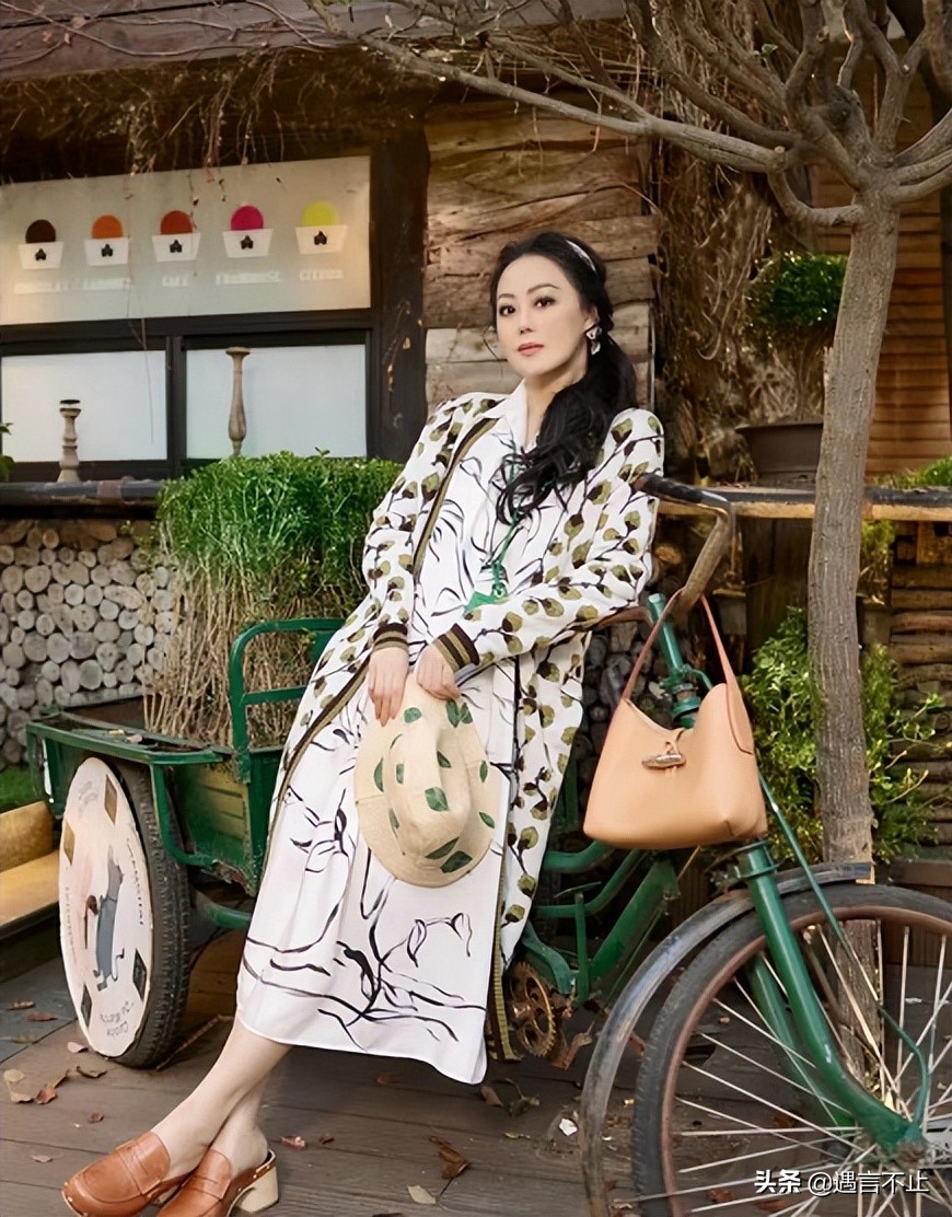 因拜物引前夫嫌弃，矢志不渝“买买买”的她，杀出了一条玫瑰路