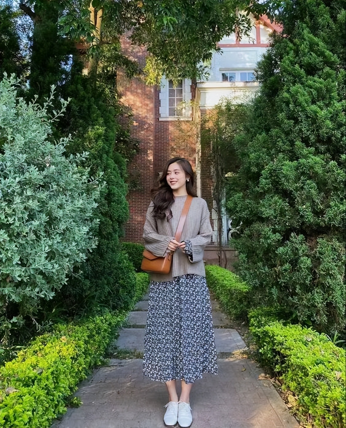 裙子小白鞋夏季,小白鞋帆布鞋怎么搭配裙子