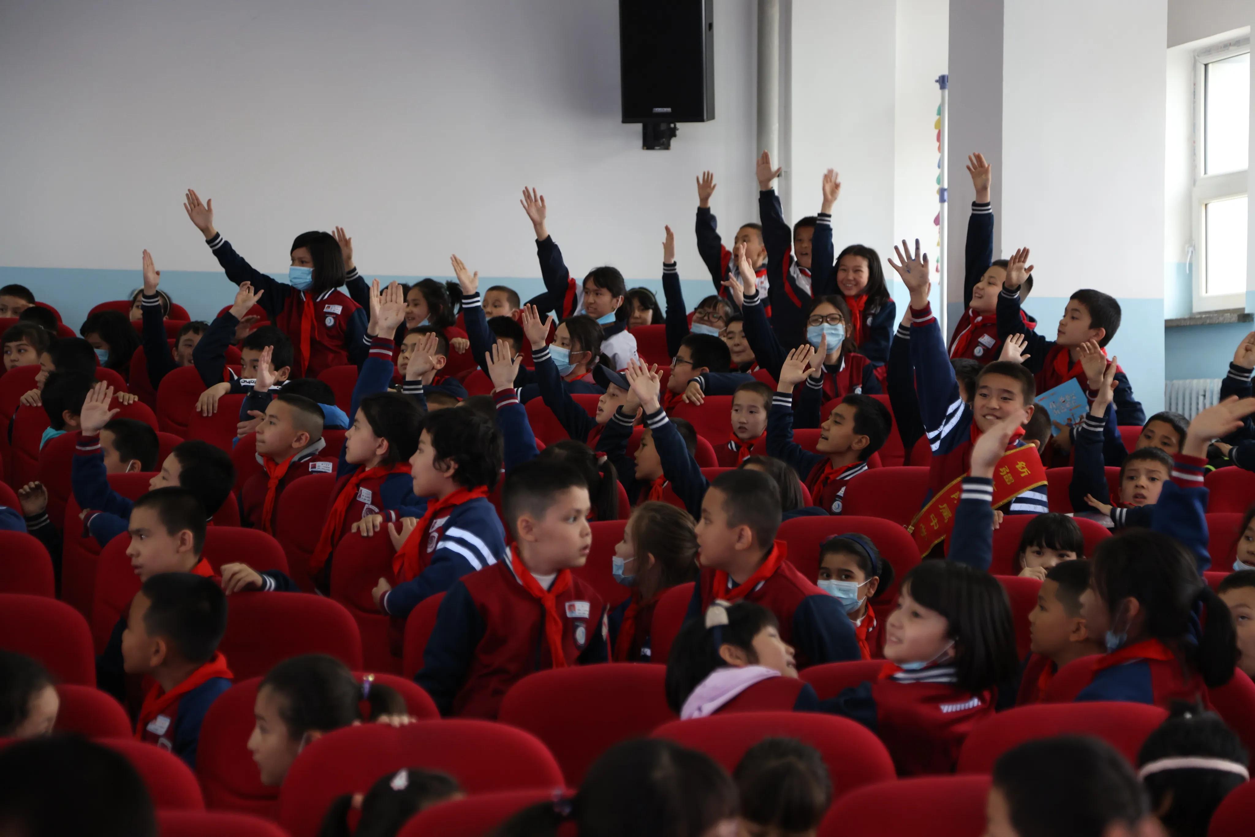 *疆新**大学图书馆阅读推广新芒计划——作家进校园活动