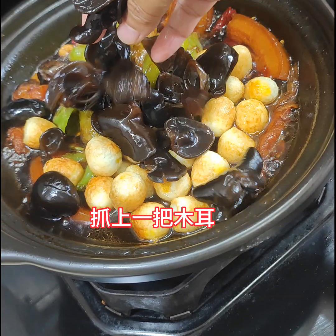 娃爹点菜:把子肉，配米饭。铁锅编出油脂，换砂锅小火慢炖...