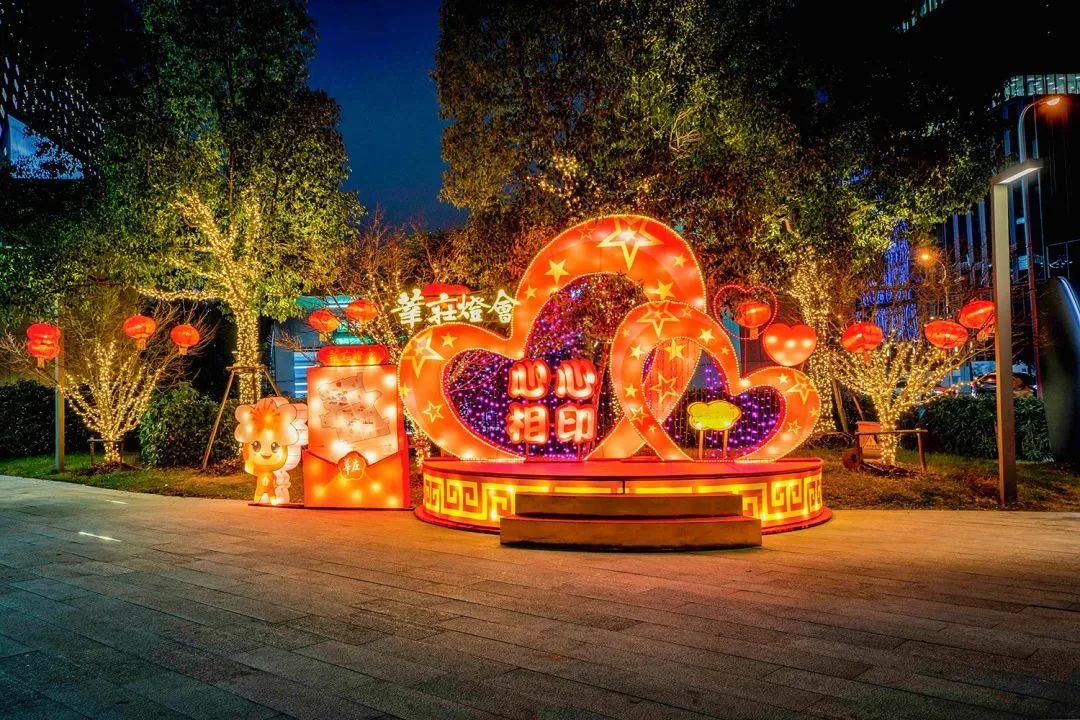 上海游客豫园观赏新年灯会,正月十五元宵节上海哪里有灯会