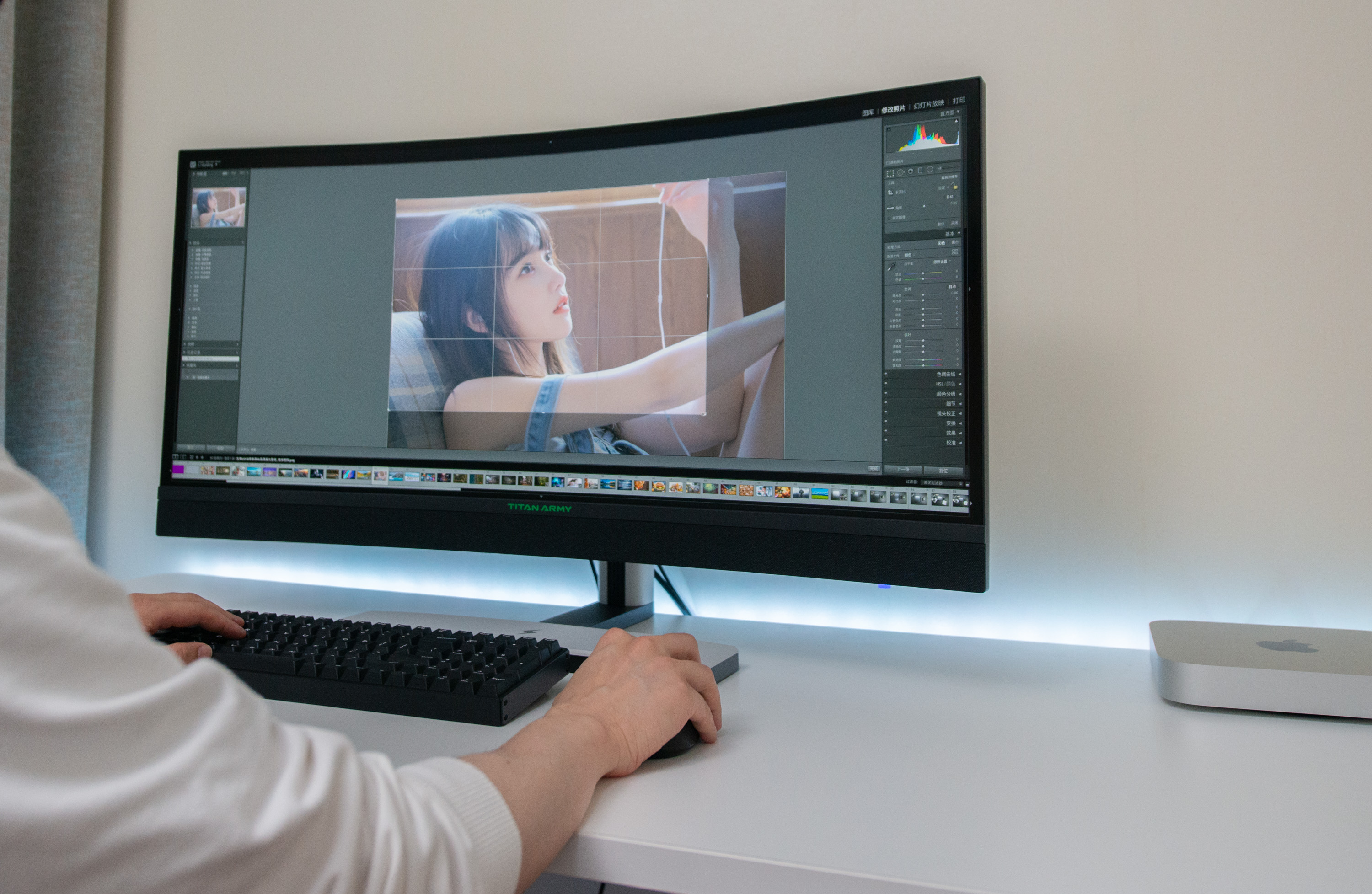 带扬声器和麦克风的显示器,带喇叭和麦克风的显示器