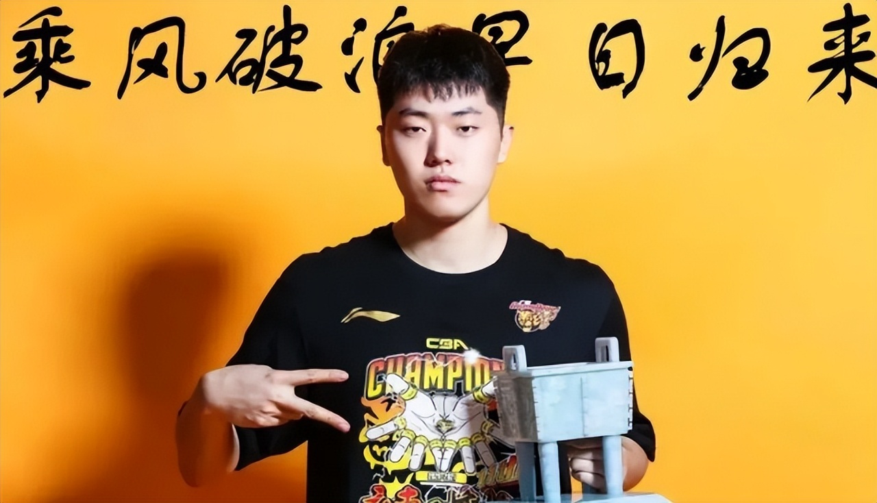 广东四大天才62分钟输10分！杜锋揪着赵锦洋衣领大骂，理解他苦心