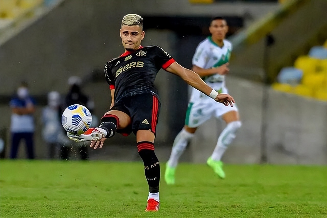 戴维斯转身后仰跳投打开拓者,戴维斯抢下篮板双手暴扣庆祝