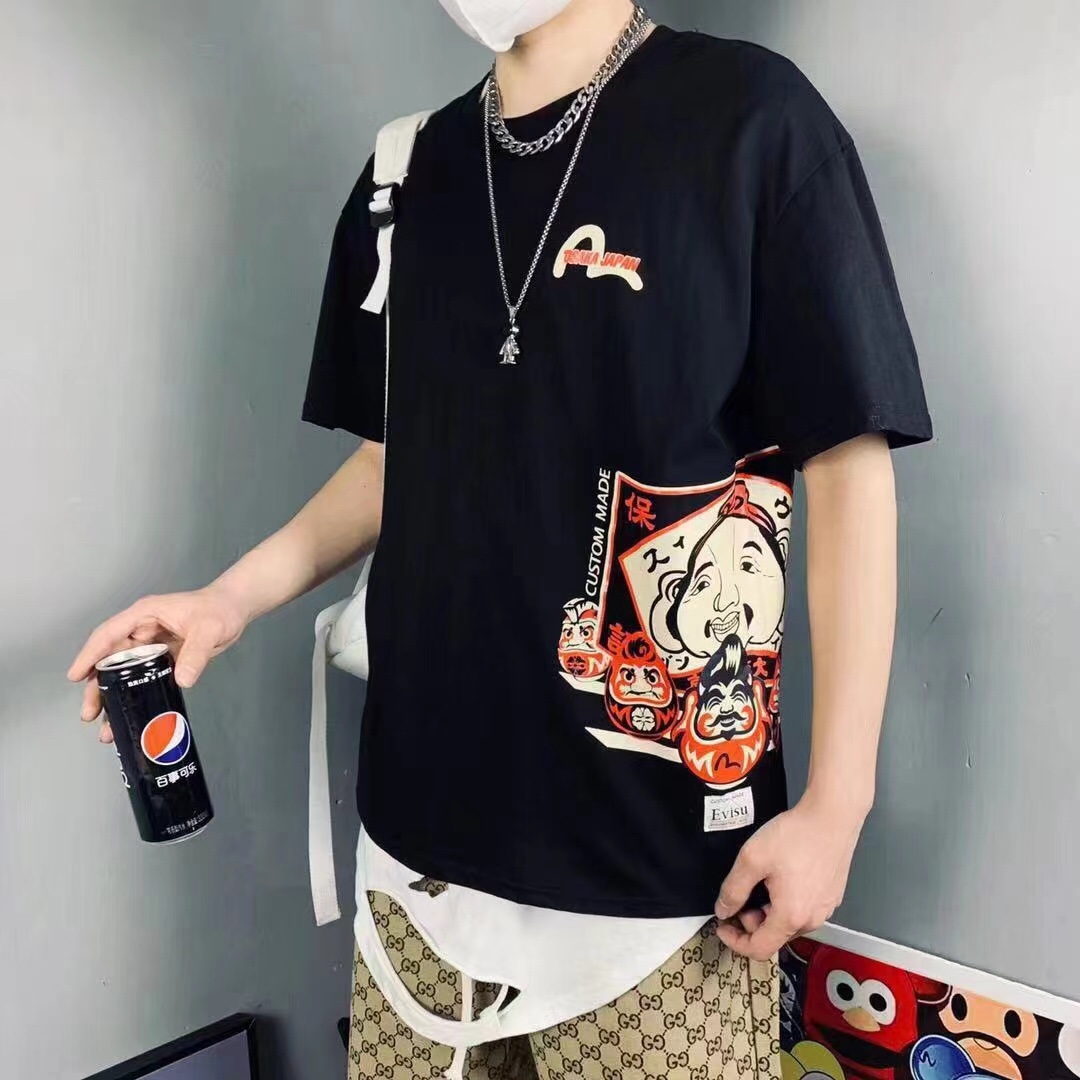 Evisu达摩印花短袖T恤这件T恤的侧面印花生动地勾勒出达摩图案