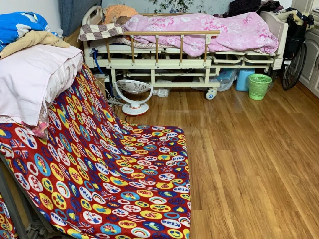 给老人洗澡一年没洗,为老人洗一次澡