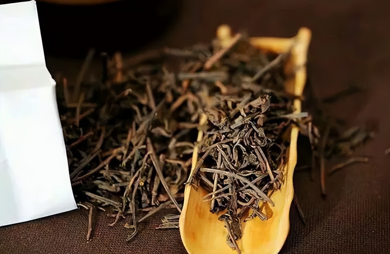 茶知识丨茶梗多的茶到底好不好？你会把茶梗拣出来扔掉吗？