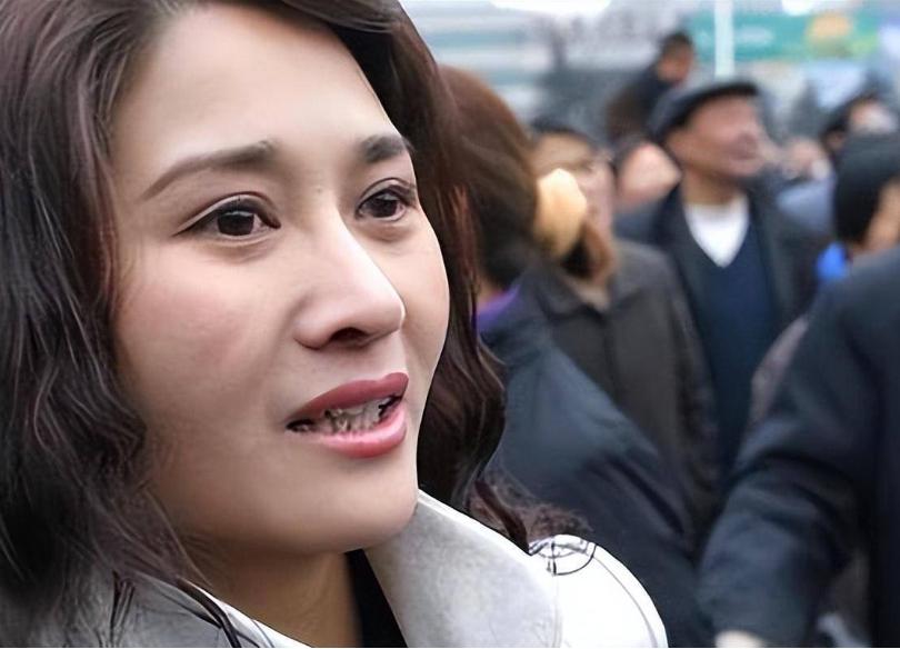 她用20盘录像带揭露和30个导演的“丑事”，退圈20年后又复出了