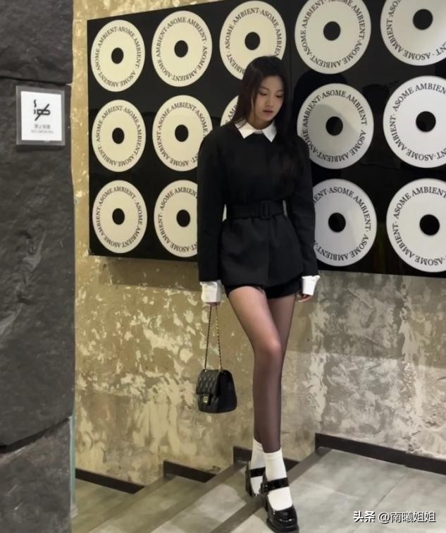 最近火了一种新穿法叫“黑丝+玛丽珍鞋”！难得一见的洋气、高级