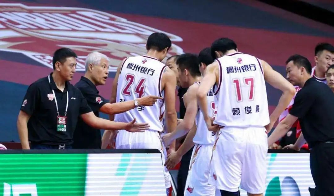 哼指导的继任者，他多年的好搭档，又来一个80后