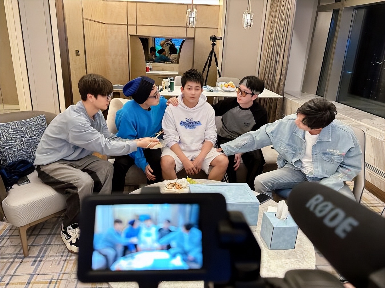 苏醒与球迷,球迷冲入球场与梅西拥抱现场