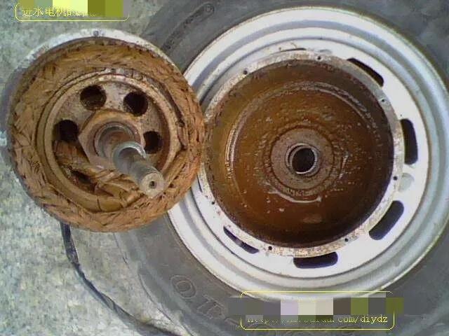 电动车停时间长后轮抱死推不动,电动车行驶中后轮突然抱死一下