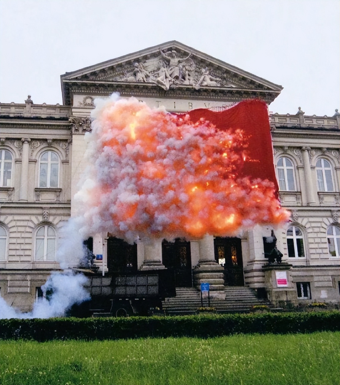 给奶奶“造”了一架天梯,靠*药火**爆炸作画,全球最会“玩火”的人