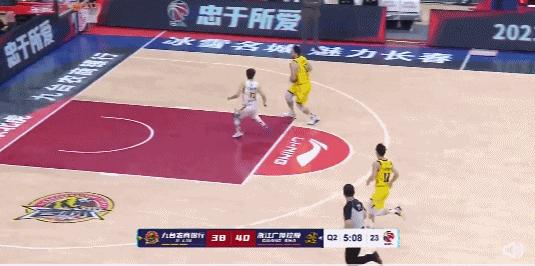 多米尼克琼斯10000分颁奖,制霸内线胡金秋半场砍下16分7篮板