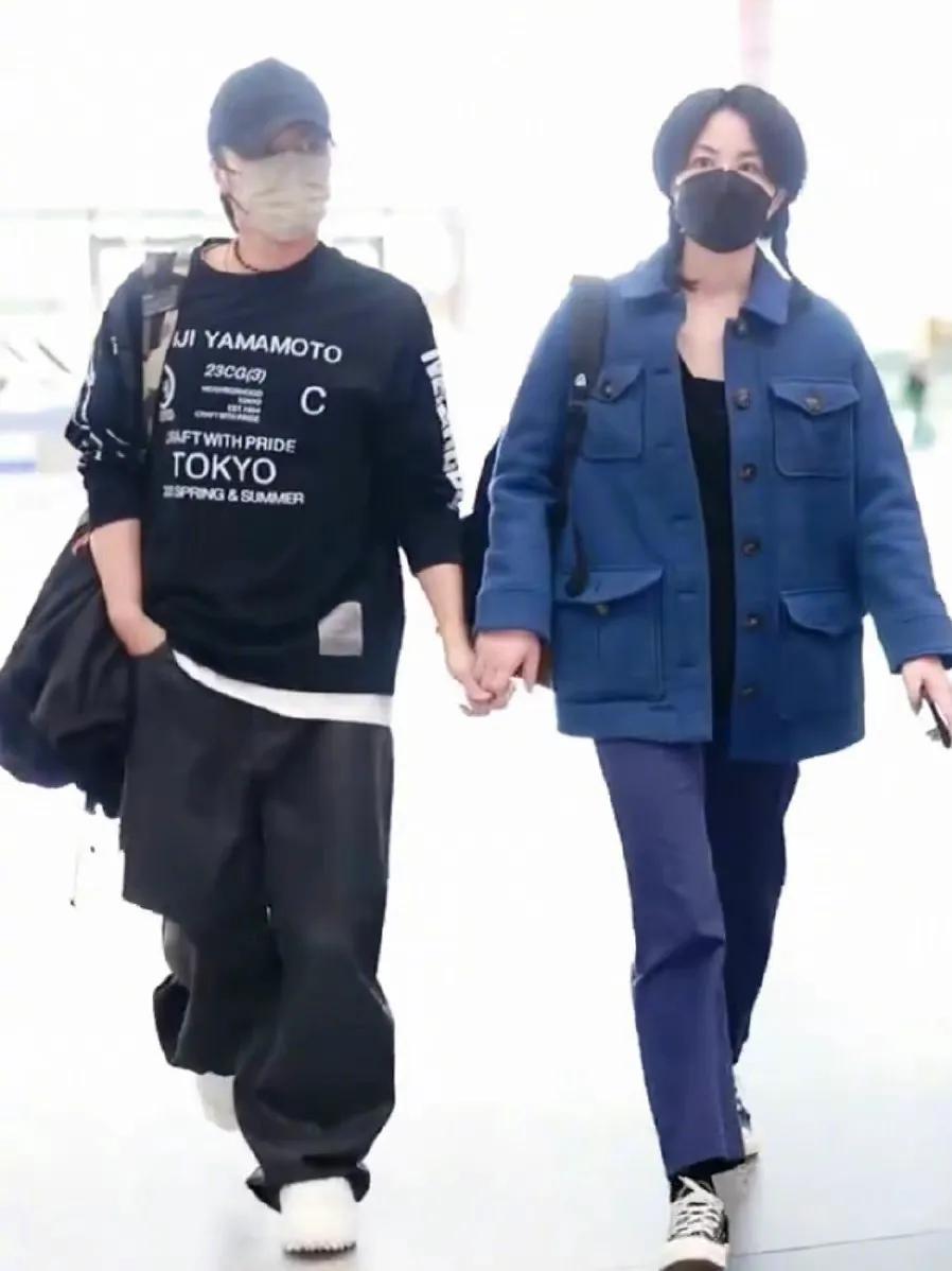 王菲谢霆锋世纪大复合大牵手图片,王菲谢霆锋牵手而行再现世纪牵手