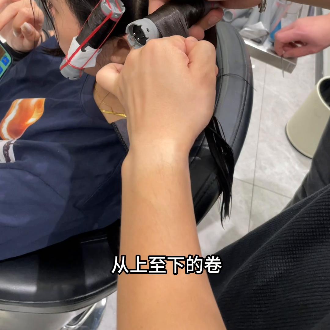 头发少头顶塌短发做什么卷发,卷发头顶很毛躁怎么改善