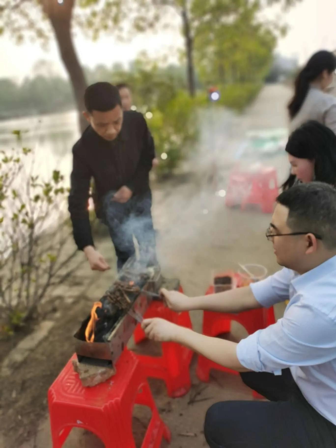 重温生木取火的乐趣，云梦农发行开展“三.八“趣味烧烤活动