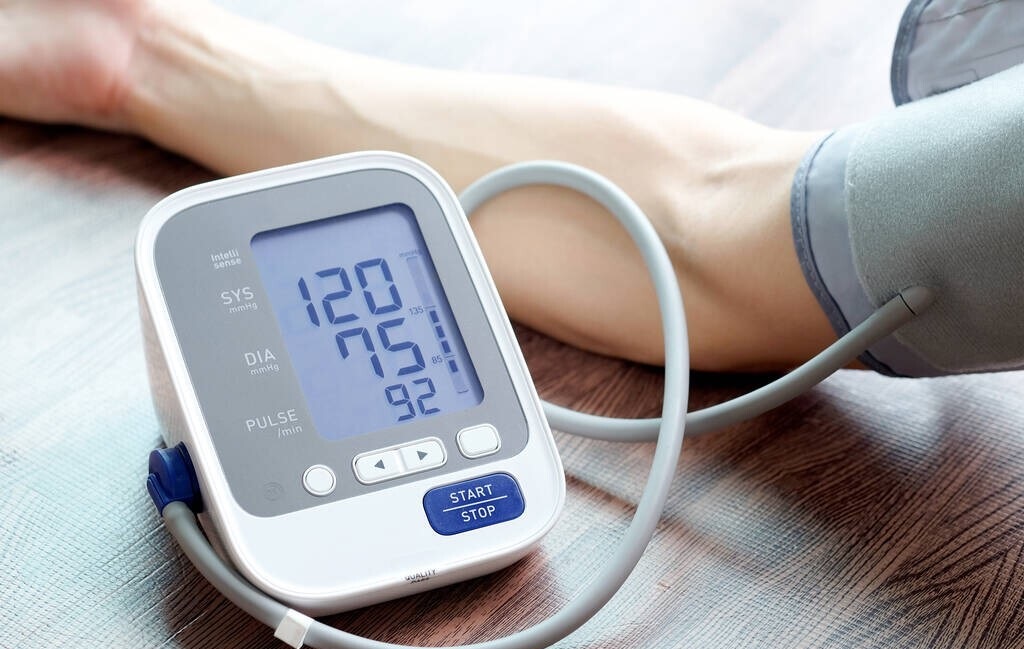 老人一侧肢体麻木是什么原因,老年人偶尔全身麻木什么原因