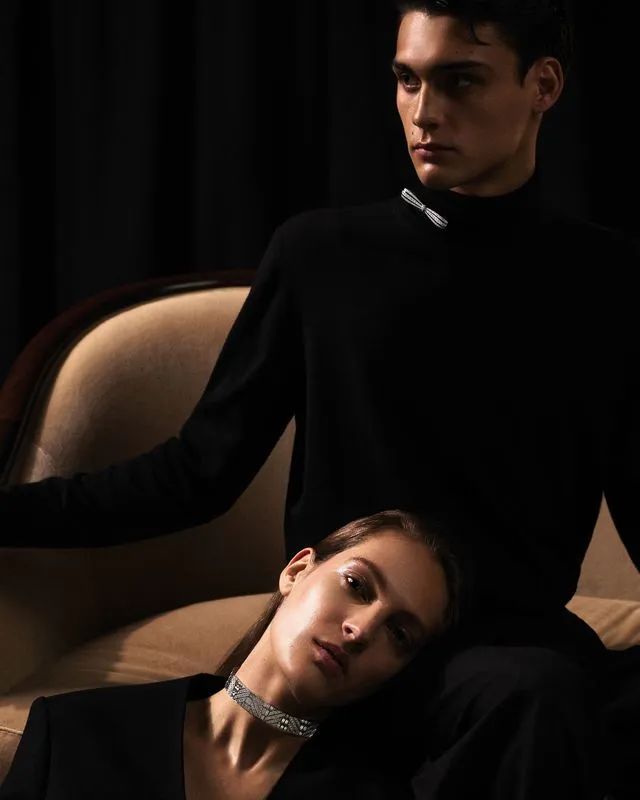 王冠要怎么戴才不会压塌头发,戴皇冠怎么能不掉