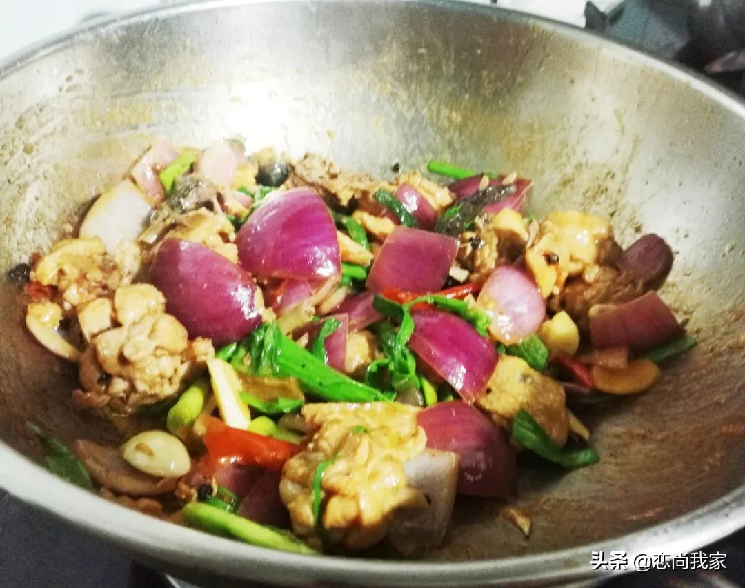 这个泡椒洋葱红烧鸡过年家里聚餐可以有，鸡肉去腥焯水就错了
