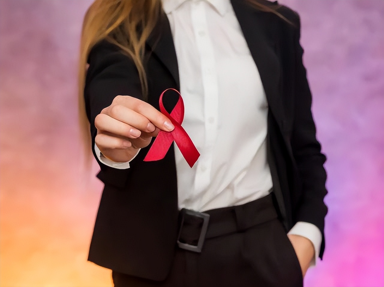 艾滋病源于黑猩猩，它是怎么将艾滋病传到非洲，再传到全世界的？