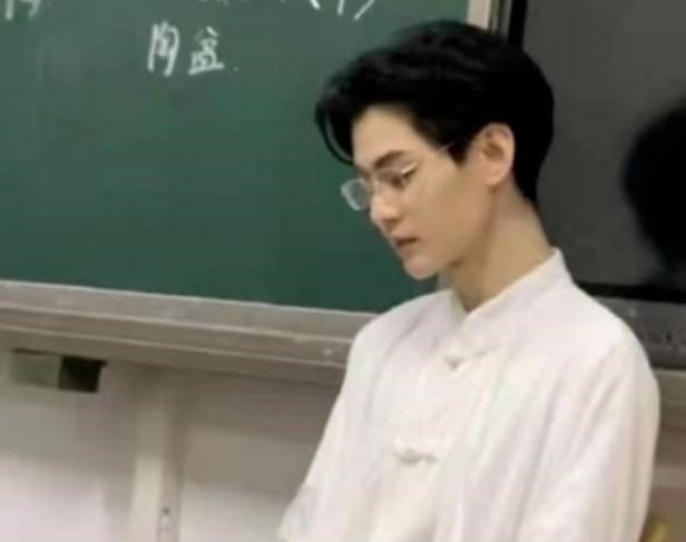 安徽一大学美术老师走红，气质古典眉目如画，堪称现实版“司藤”