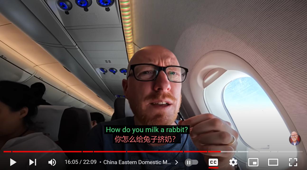 国外航空达人体验国产飞机C919,问:兔子也产奶吗,怎么给兔子挤奶
