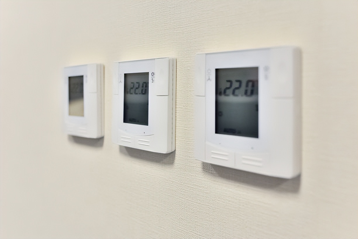 中央空调普通空调哪个费电,家用中央空调电费大概一天多少钱