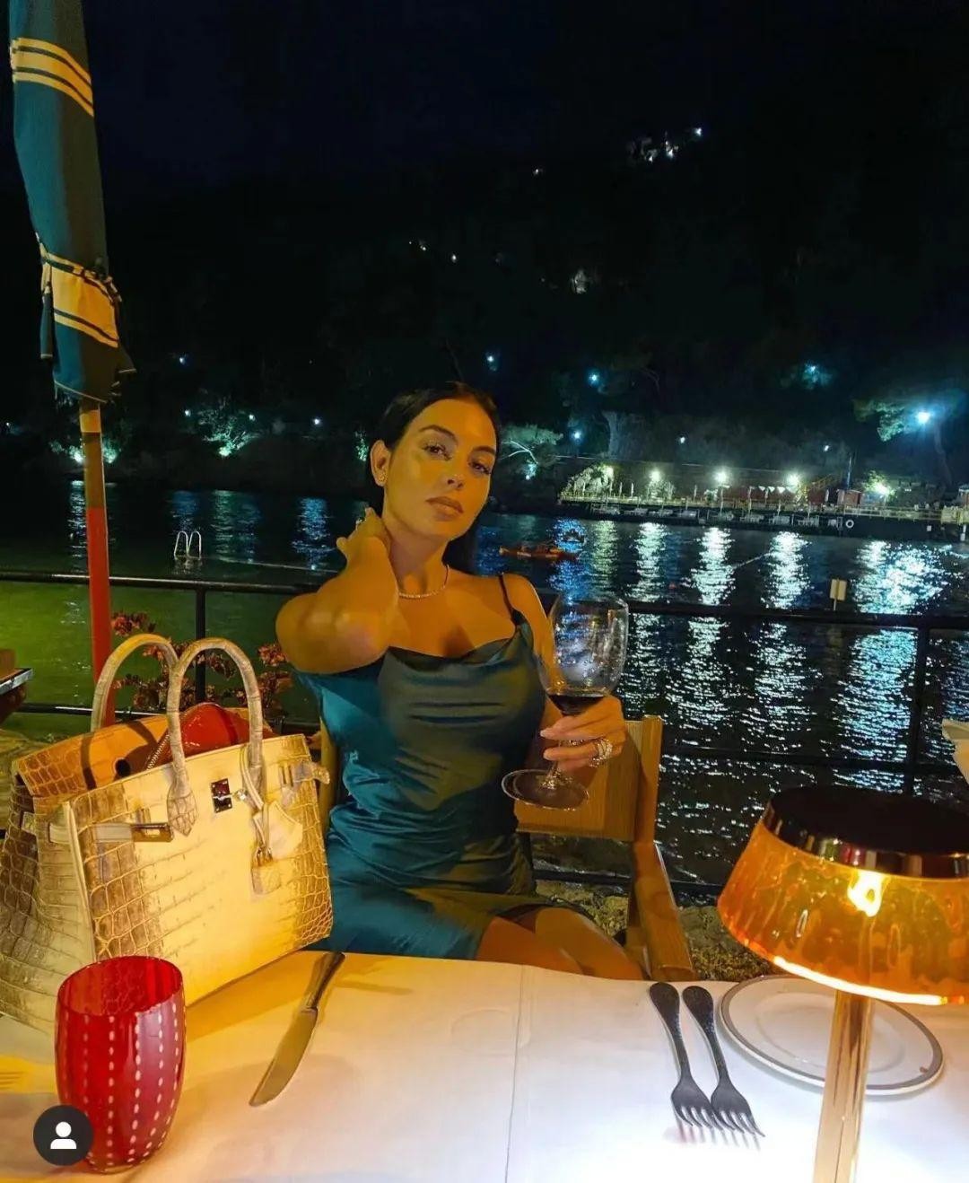 c罗和卡戴珊有多少个小孩,c罗女友生了几个孩子