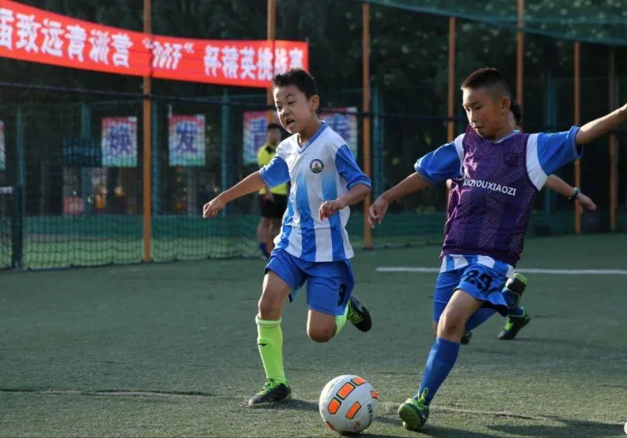 小孩练习足球,孩子练习足球基本功