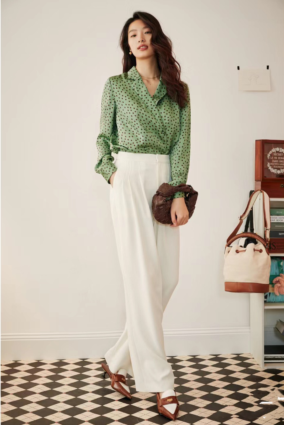 绿色的裤子配什么上衣好看图片女,绿色裤子配什么颜色上衣男生夏天