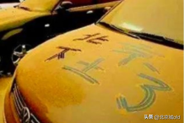 沙尘暴来袭整个城市一片朦胧,沙尘暴昏黄的景象