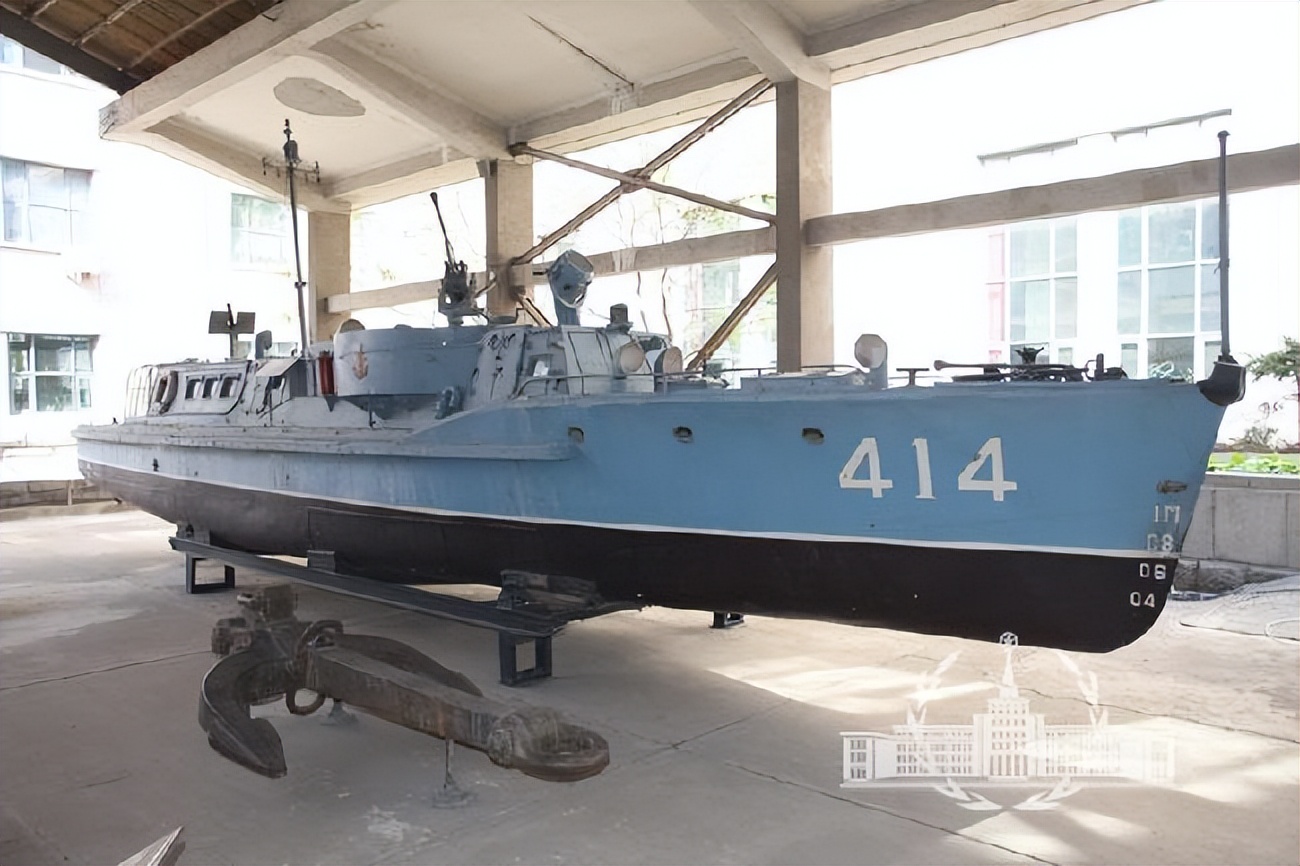 我军舰队驶入公海，某国驱逐舰阻拦，开国中将喊话：后果自负