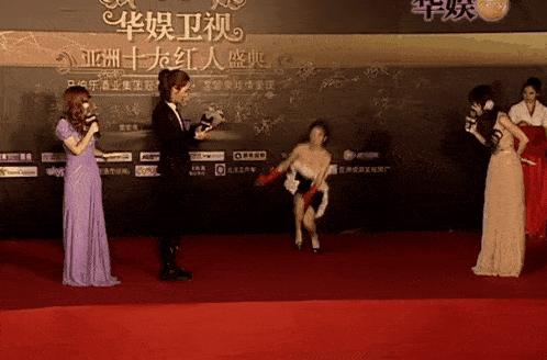 明星红毯假摔事件,明星红毯假摔倒抢镜