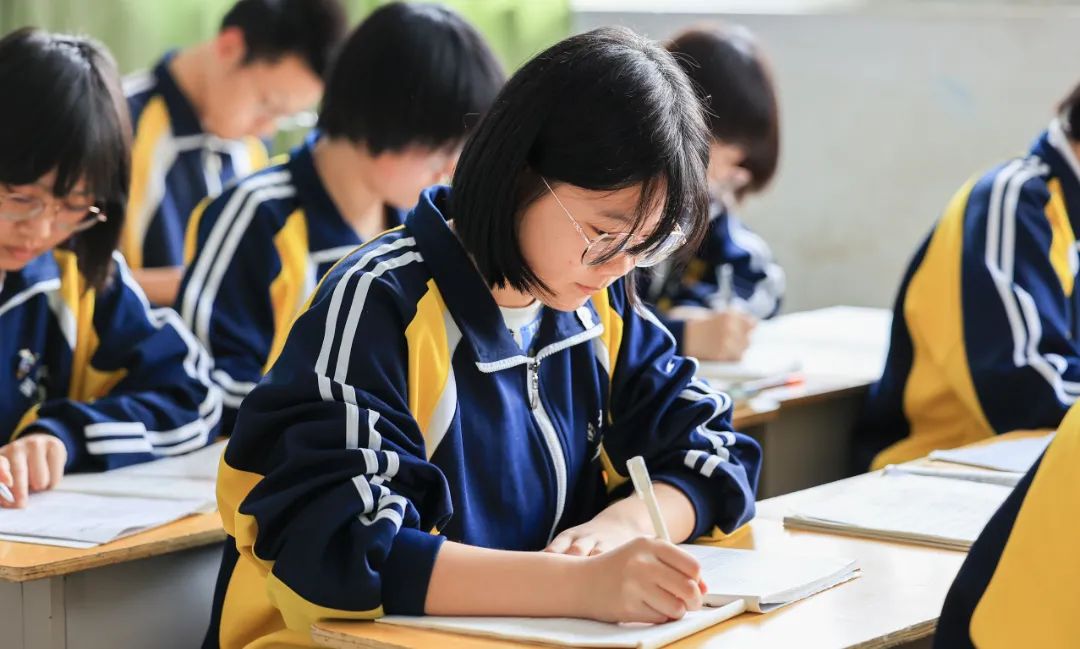 关爱从“头”开始，志臻老师化身“Tony”为学生暖心剪发