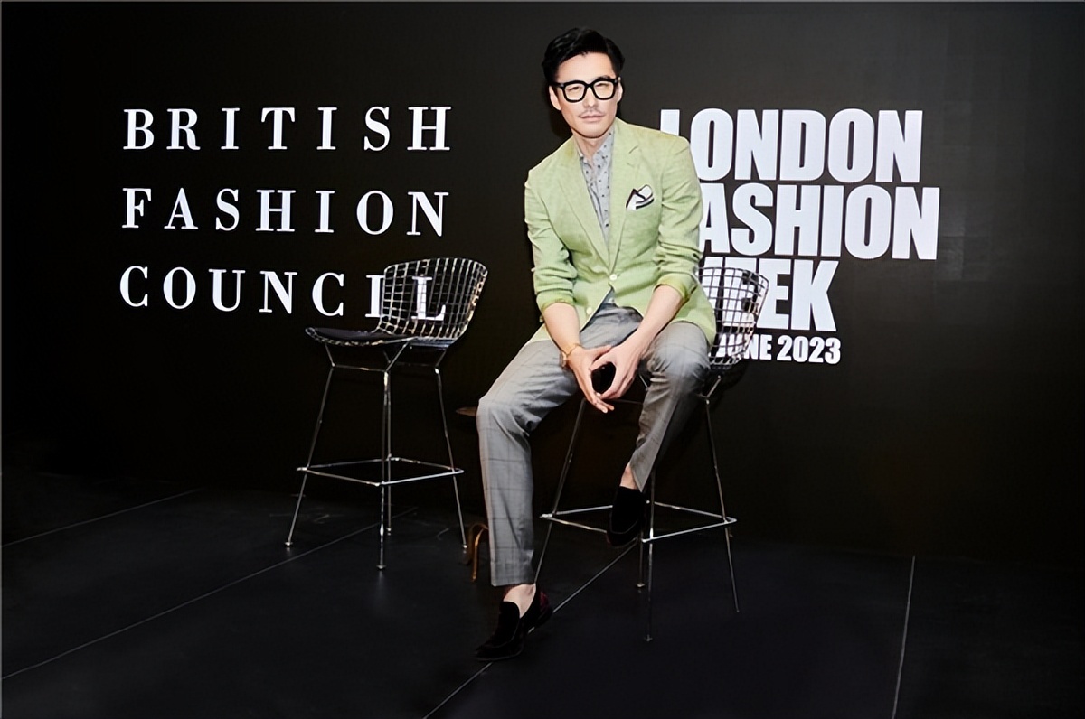 胡兵秋天穿搭,胡兵身着蓝色大衣尽显成熟魅力