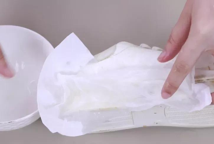白色的鞋边脏了别用水洗，一个简单妙招，多脏的鞋边都能白净如新