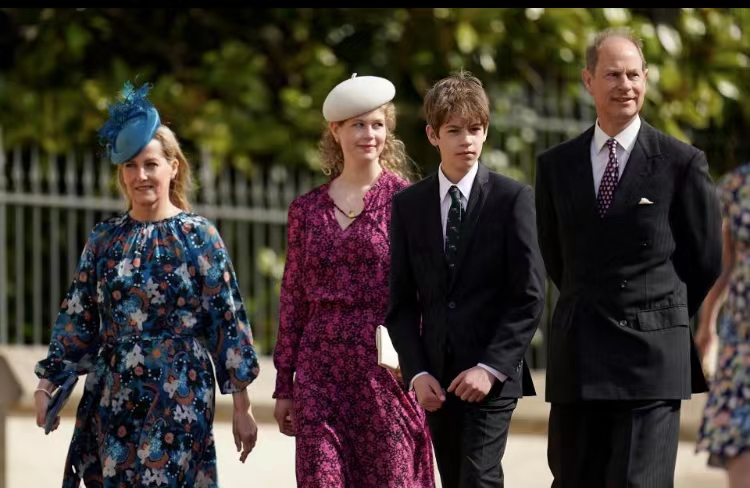 英国王室夏洛特公主加冕穿着,夏洛特公主参加复活节