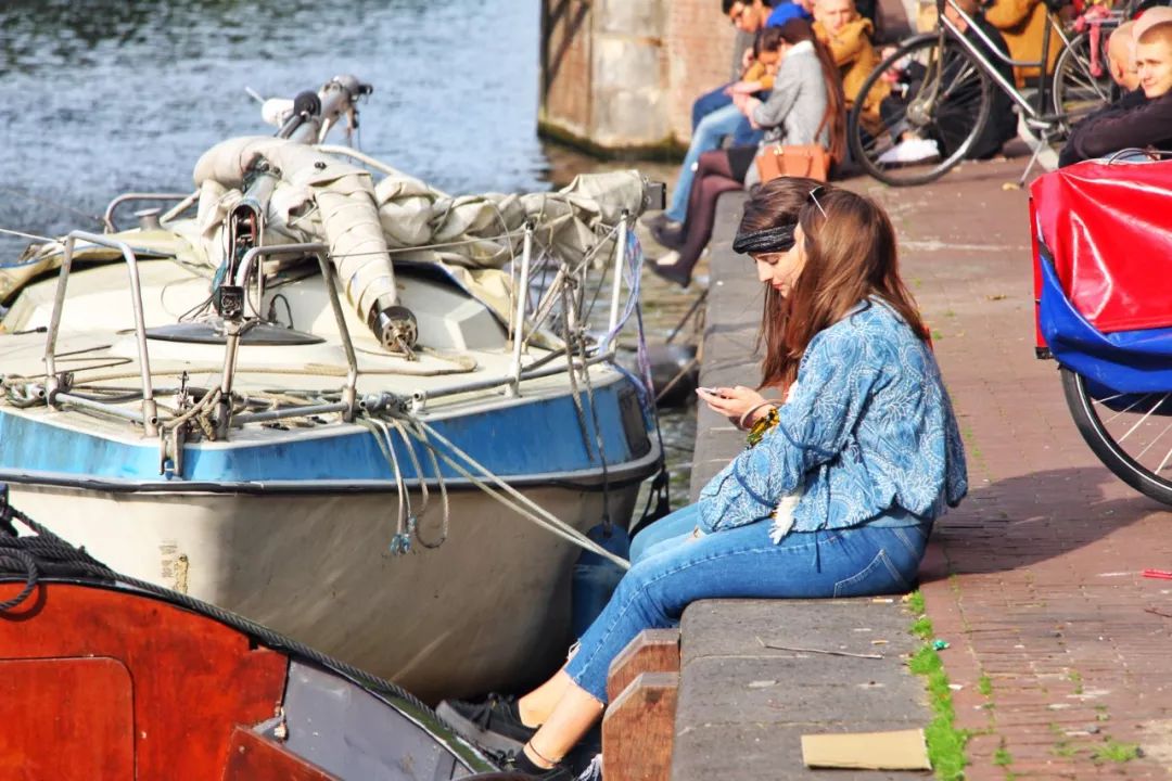 开车去欧洲第23集:在阿姆斯特丹*灯区红**,2名荷兰壮汉挑衅被我怼