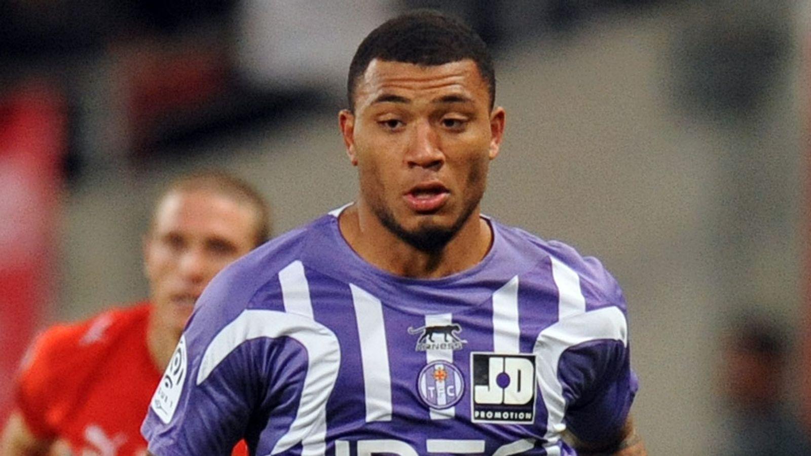 英格兰土生土长的土耳其黑人国脚，曾在8个国家的18家俱乐部效力