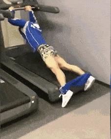 妹子，你的背的包很别致啊，旁边兄弟盯得眼都直了，哈哈哈哈哈哈