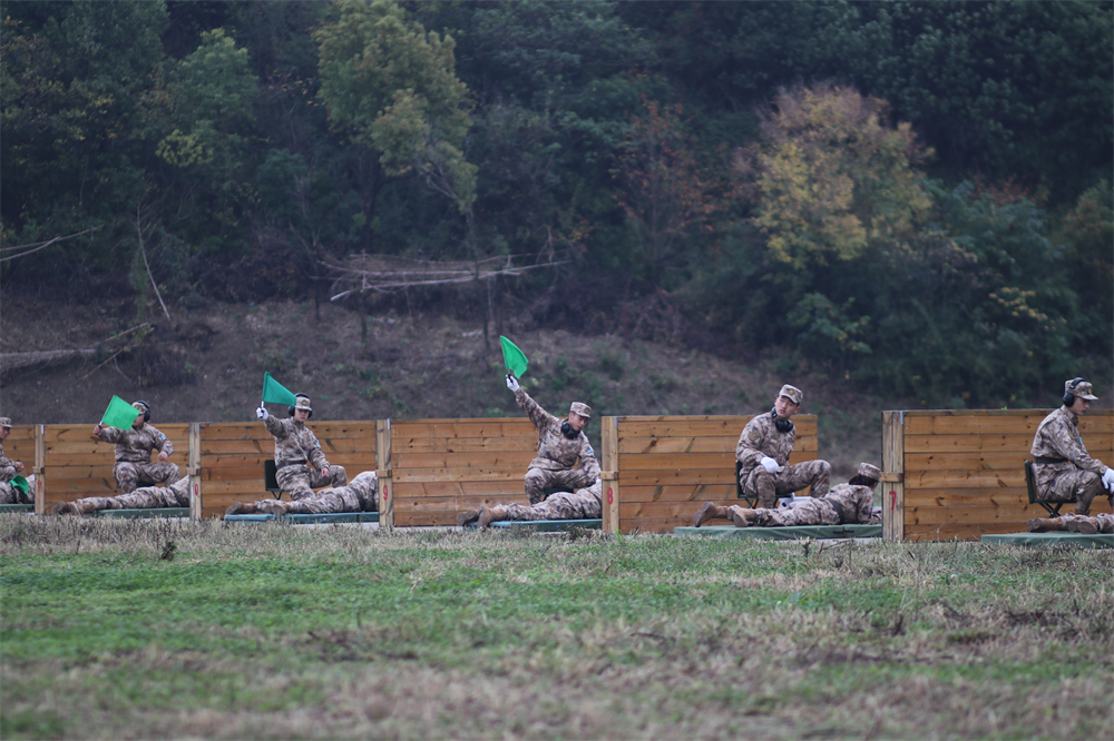 烎！硝烟阵阵！实弹射击砺尖兵