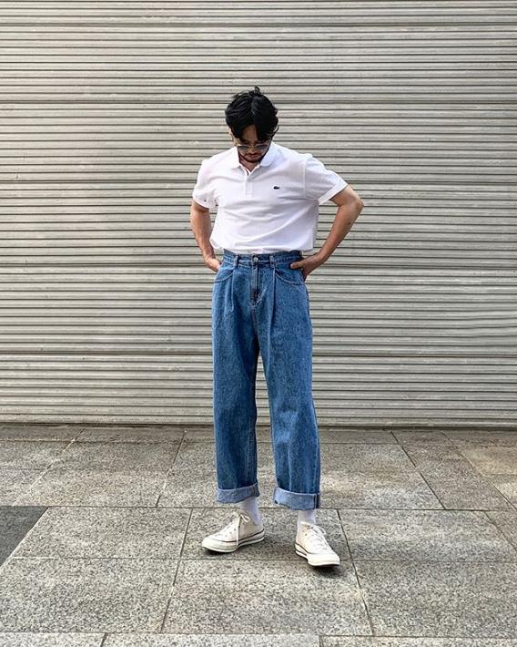 浅蓝色的牛仔裤很适合夏日穿搭,浅蓝色牛仔裤搭配秋冬日系