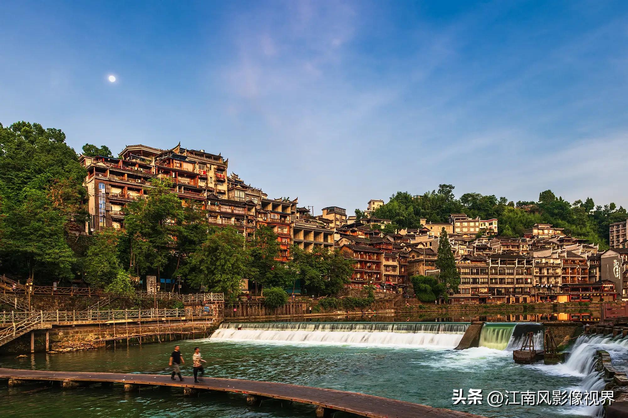 沈从文的凤凰古城之美,沈从文笔下的边城古镇