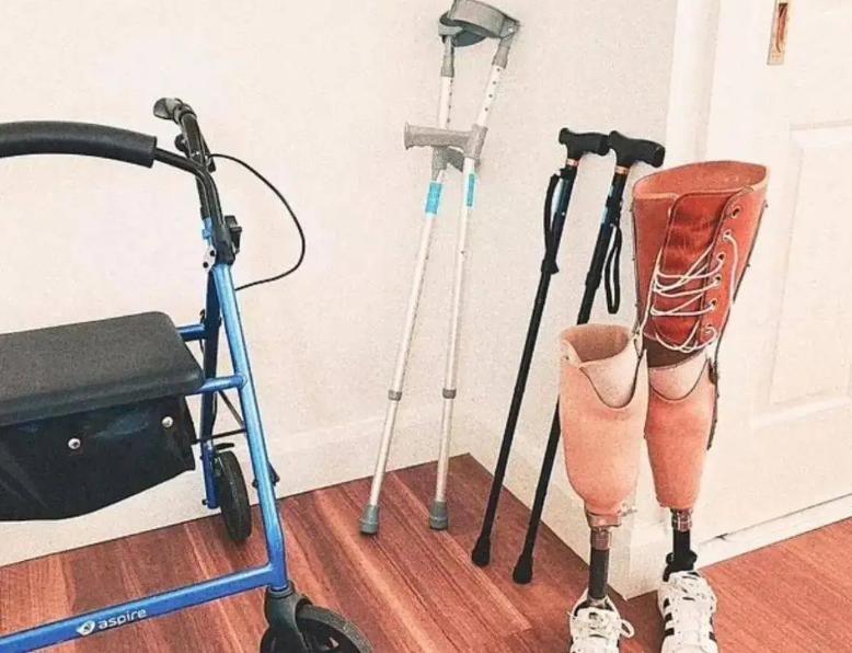 50岁老板走路突发腿痛,疑似腰椎盘突出,医生:血管堵塞需要截肢