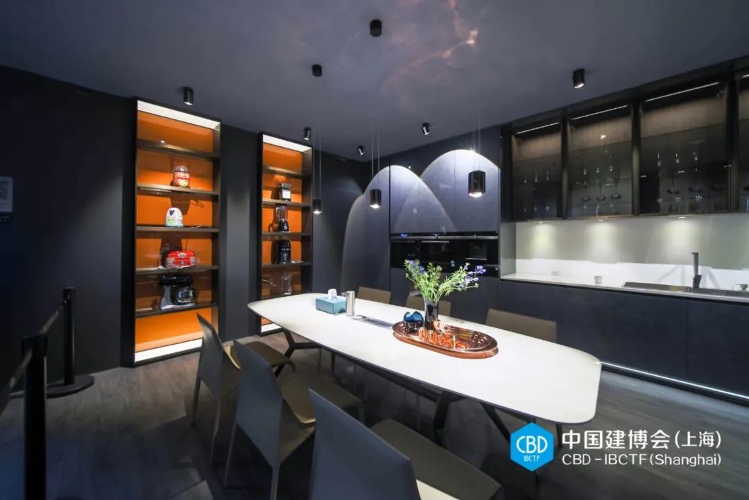 CBD上海虹桥丨传下去：好戏不怕晚，5月来看展